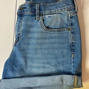 OLD NAVY JEAN SHORTS 4inch WORN ONCE SIZE :12